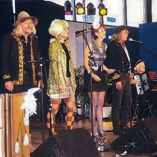 Straatmadeliefen, vlnr: Harm Kasma, Hetty Verdel, Trienke Hoogenberg, Klaas Kasma en Kees Jolmers.