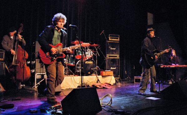 Graund, vlnr: Frans Vink, Yo Smeets, Martijn Hermans (drums), Louw Houtvast en Jornt Duyx